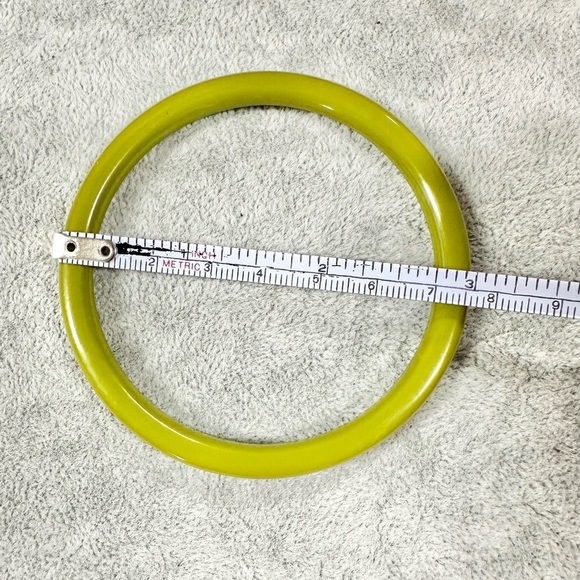 Vintage Sweet Pea Bakelite Bangle Bracelet - Picture 2 of 3